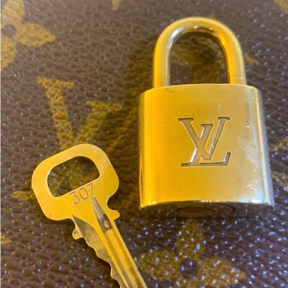 Louis Vuitton #307 lock 🔐 & Key - Picture 4 of 4